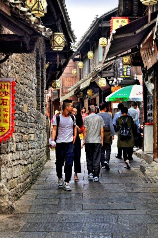 午后急跌三大股指大幅低收，北向资金尾盘抢筹